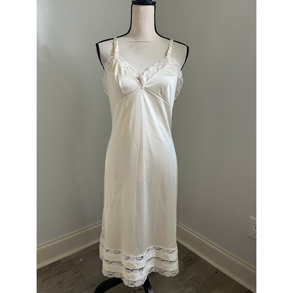 Vintage Cream Lace Trim Slip Medium Vanity Fair USA 70s 80s Coquette Lingerie